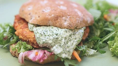 Hemlagad laxburgare med sauce verte i grovt bröd är en bra representant för den nya tidens smalmat.