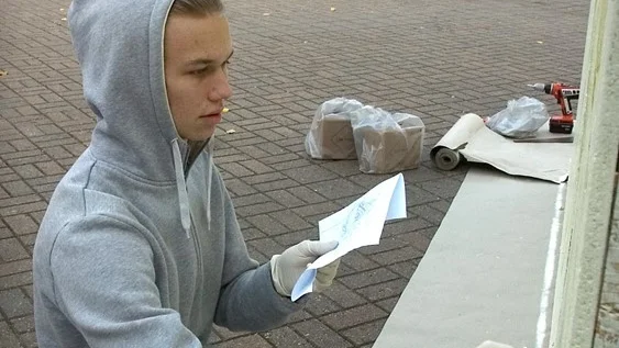 Grafittimålaren som inte vill uppge sitt namn målar en bild med hösttema.