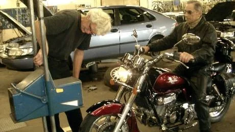 Tord Hagel kontrollerar Sven Niklassons mc.