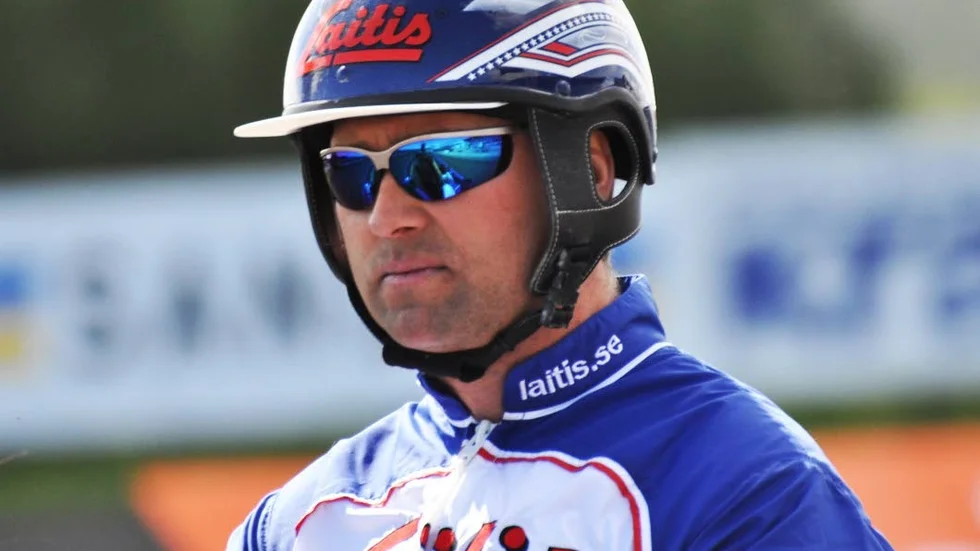 KÖR SPIKEN. Jens Eriksson kör PT-spiken Zorro Swing i V4-1 i Skellefteås lunchtävlingar, torsdag.