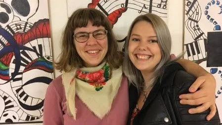 STUDENTER. Emma Lindström som läser ämneslärare musik och Julia Grannas, konstnärlig kandidat, rockmusiker, gläds över de nya studentlokalerna.