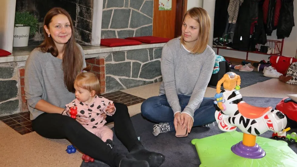 Välkommet. Glada miner över höjt barnbidrag. Erika Larsson och Rebecka Vikström får beskedet när de besöker Familjens hus i Piteå.