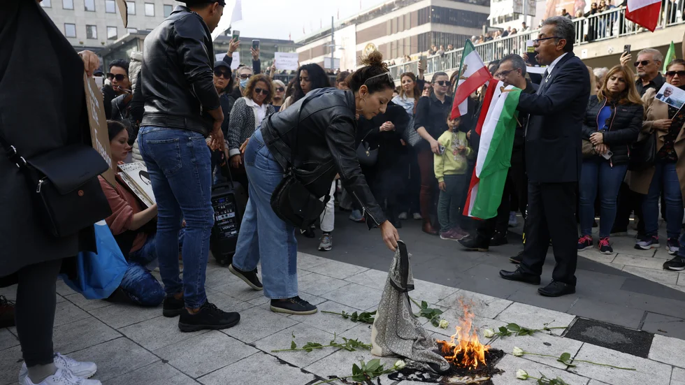 S-kvinnor stödjer de iranska kvinnornas kamp. (Bild från demonstration i Stockholm.)