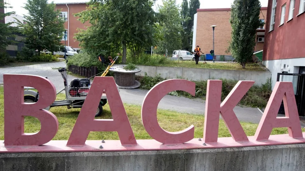 Hur ska vi kunna få en bra utbildning när våra lärare inte har en utbildning själv? undrar elever vid Strömbackaskolan och får Svar direkt av gymnasiechef Britta Dahlen.