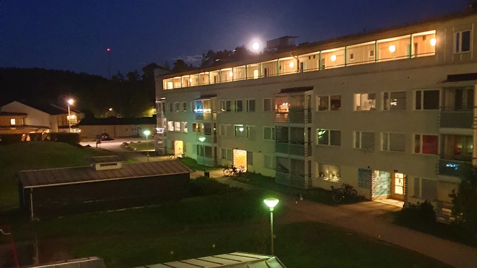 Flera av Gnestahems fastigheter har lamporna tända även dagtid. Något som kan gå på hyresgästernas hyreskostnader.
