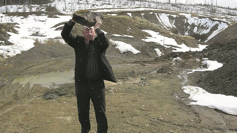 PAJALA OCH GRUVAN. Dåvarande kommunalrådet Bengt Niska visade upp Pajalas svarta guld  en majdag 2010.