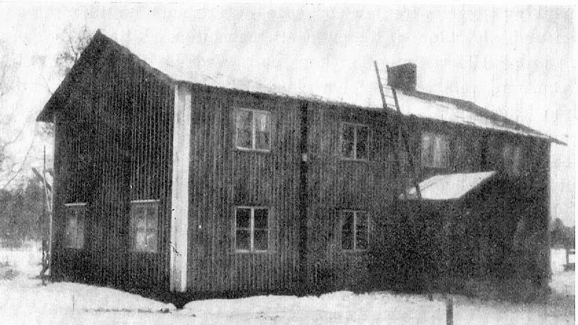 Hembugdsgård. 1941 förvärvades den gamla folkskolan i Porsnäs och inreddes till föreningens första hembygdsgård. Fastigheten brann ned 1945.