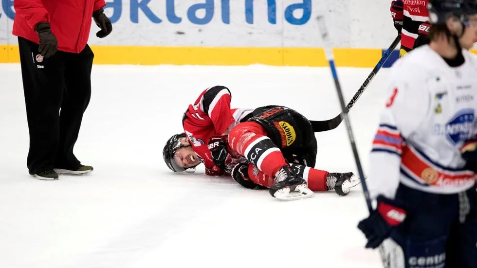 SKADAD. När 13 sekunder återstod av matchen mot Övik skadades Piteås Alexander Selin av en ful knätackling.