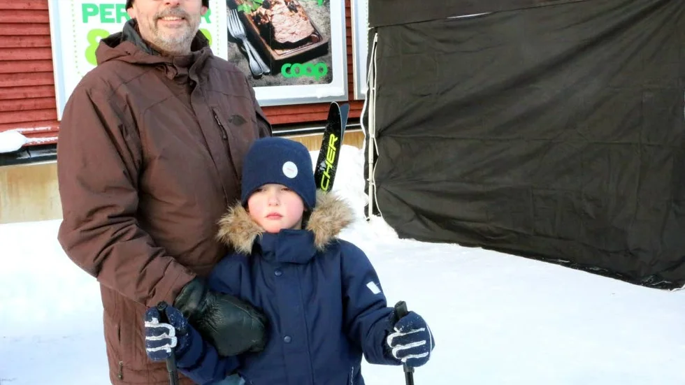Kämpade på. Per Lundstig stöttade sonen Emil Dupuich, sex år, som var lite trött efter målgång. "Men nu ska jag åka ett varv till" sa han.