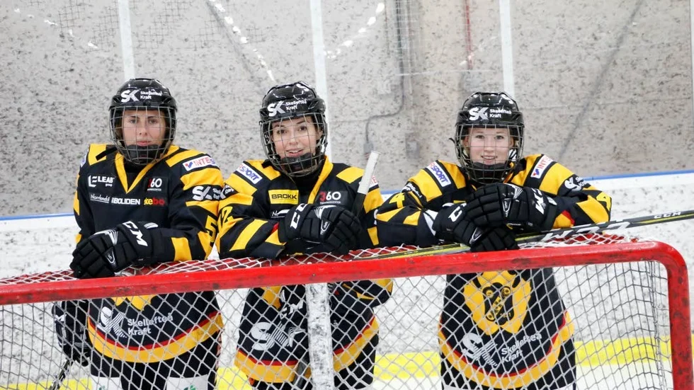 NY SATSNING. Maria Pettersson, My Jonsson och Linda Holmquist från Piteå spelar ishockey i Skellefteå AIK. Nu kan tjejer födda 2002 söka till hockeygymnasium i Skellefteå.