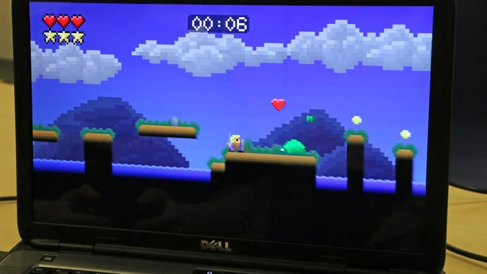 Hjälte. Med svärd och sköld gäller det att ta sig fram på banorna i spelet "Rush to Adventure".