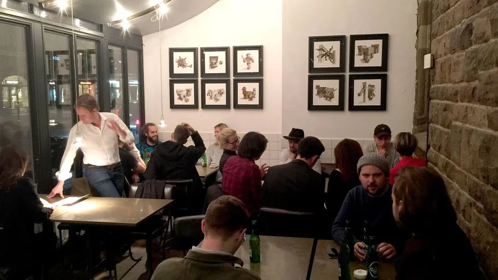 Miljö. Tavlorna hängdes upp i Lilla baren på Riche och såldes för välgörenhet.