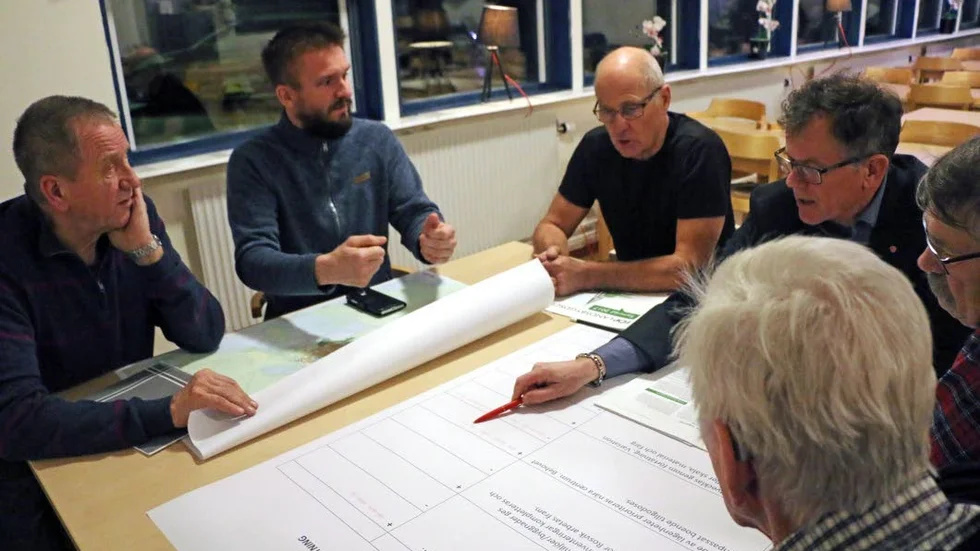Möte. Kommunalrådet Anders Lundkvist (S) ledde diskussionerna och antecknade vid sitt bord. På slutet av kvällen gjordes en sammanställning av de viktigaste synpunkterna.