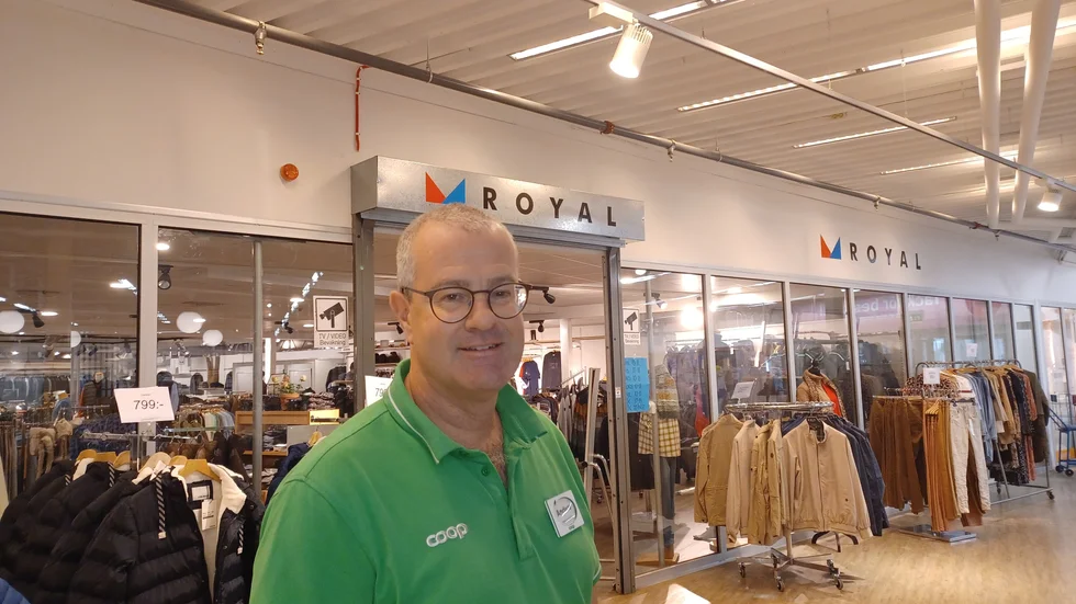 Anders Svensson är vd för Coop i Finspång. Kontoret är på Viberga. På bilden står han framför klädaffären Royal, en av hyresgästerna i COOP: s stora galleria i Viberga.