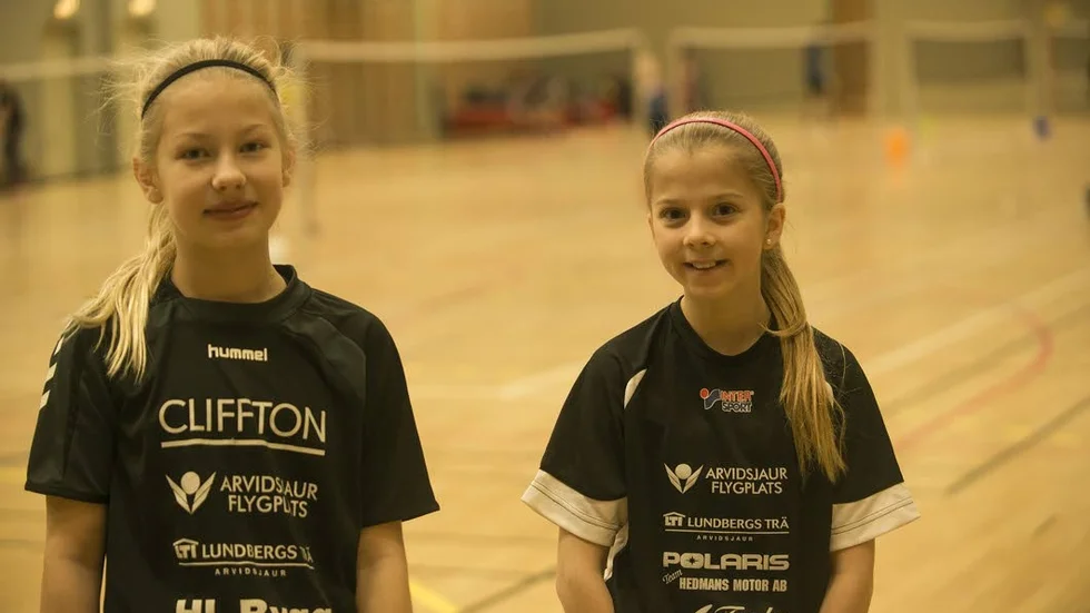 Kul med hemmacup. "Det är kul för då kan farmor, mormor och alla som vill komma och kolla. Det kan de ju inte om vi till exempel spelar i Luleå", säger Nova Isaksson, här med klubbkamraten Clara Bergström till vänster.