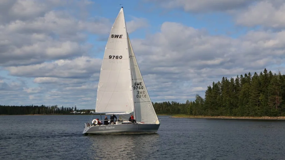 Segraren, Grey Shadow, med Lars Nyström som skeppare på väg in mot mål.