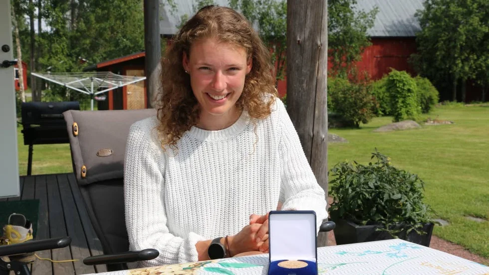 Hanna Öberg med PT-medaljen för 2018 som först nu har kunnat delas ut eftersom hon inte vara i Svensbyn tidigare.