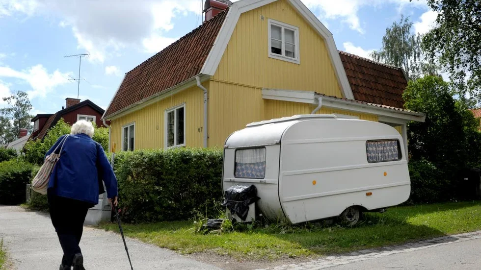 STOCKHOLM 20110621
Pensionär med käpp passerar husvagn i villaområde
Foto: Janerik Henriksson / SCANPIX / Kod 10110