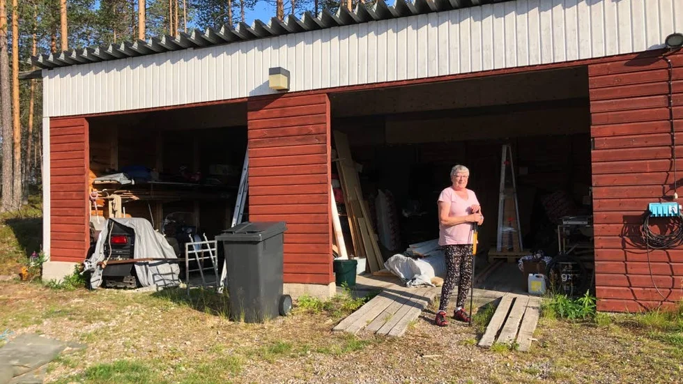 Här i Anna-Lisas garage gick vargen in. "Jag tror den sökte något att äta", säger Anna-Lisa Söderqvist.