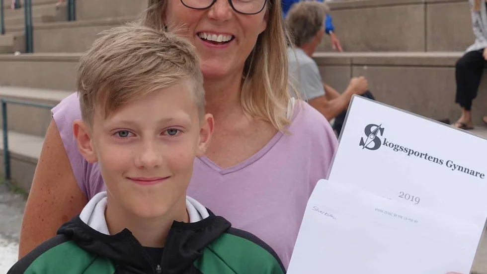 Monica Johansson med sonen Martin Larsson tog emot stipendiet och utmärkelsen.