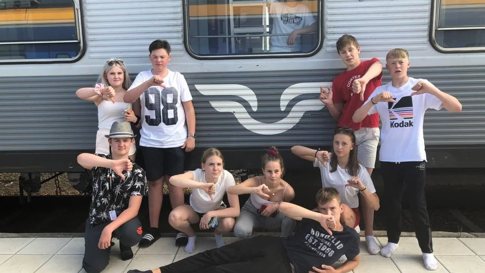 Botten SJ! 80-talet konfirmander och deras ledare fastnade i Ånge på grund av kabelfel. På söndagskvällen väntade fortfarande 24 ungdomar och deras nio ledare på att få komma iväg. Här ses stående fr. v. Isabell Boström , Anton Köpsén, Neo Risberg och Marcus Bäcklund. Sittande fr. v. Casper Sundqvist, Elin Marklund, Ebba Berggren, Jennifer Lindgren. Längst fram Josef Lundmark och i fönstret ses Joel Bergman. 



Skickat från min iPhone