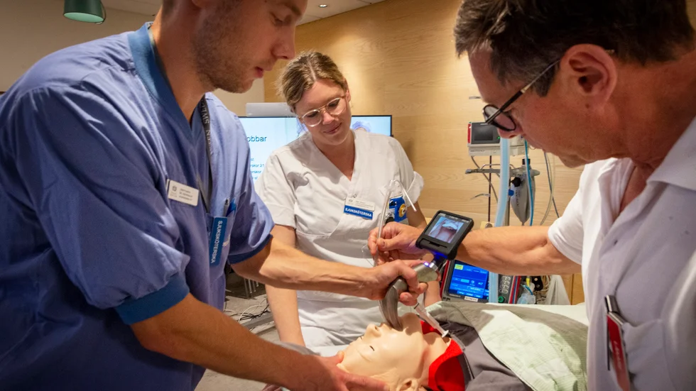 Joakim Nyström, Maja Ulriksson och Anders Ersson visar en kamera som gör att man kan se ner i en patients luftstrupe. 