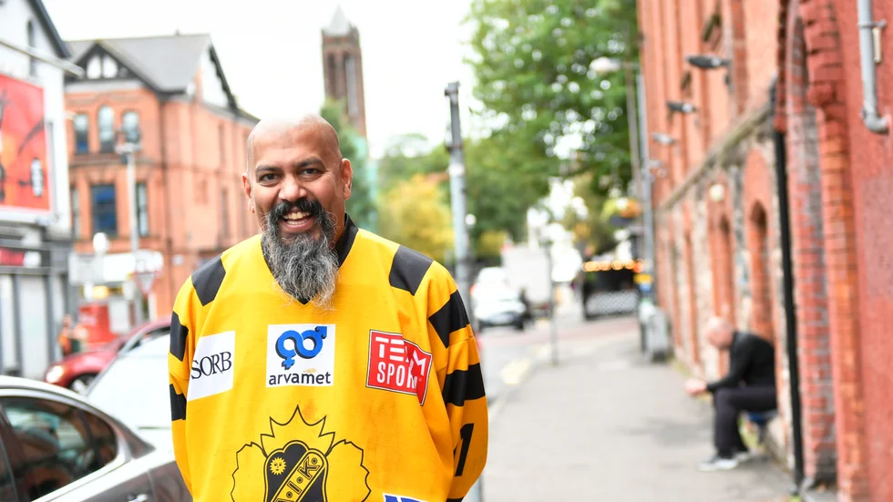 Pelle Holmlund, ordförande i Noth Power Stockholm, åker runt hela världen för att se Skellefteå AIK – Belfast var inget undantag.