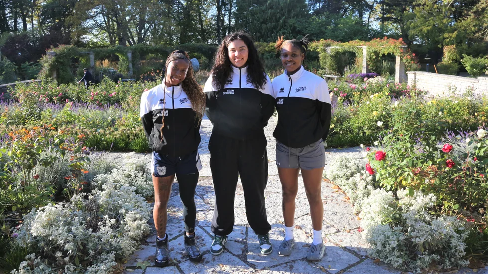 Visby Ladies nya amerikanska trio N'dea Flye, Parker Esary och Hannah Henderson i botaniska trädgården i Visby.