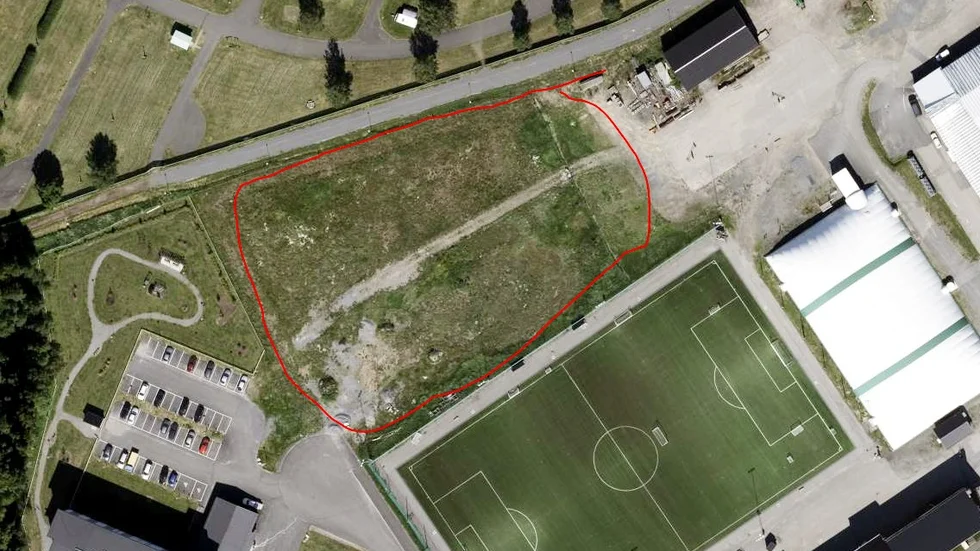 Här på grönytan mellan campingen, ishallen och äldreboendet Björknäsgården planeras det bostäder. Lindbäcks Bygg ska projektera för ett våningshus med 50 hyreslägenheter.