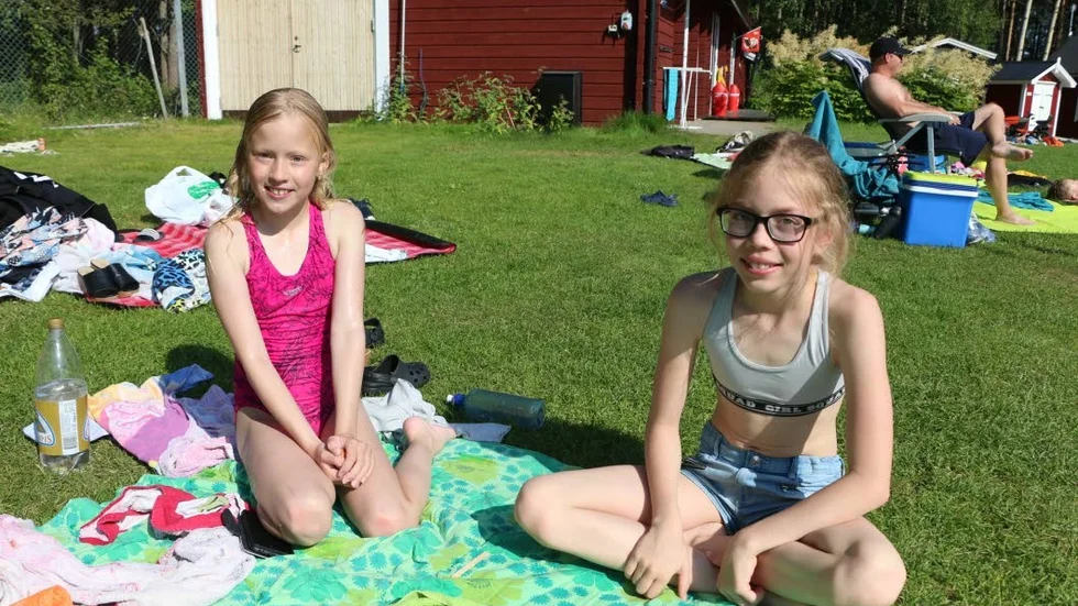 Kitty och Juni trivs i solen.
