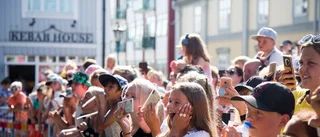 Theoz lockade till torget