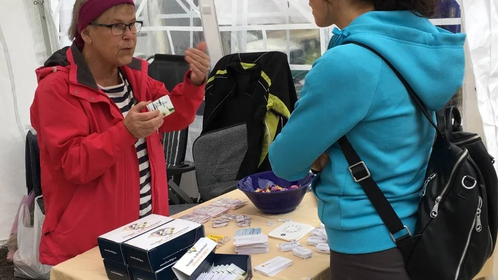 Maria Ahlm pratar med en av de många hundra som besökte vår monter.