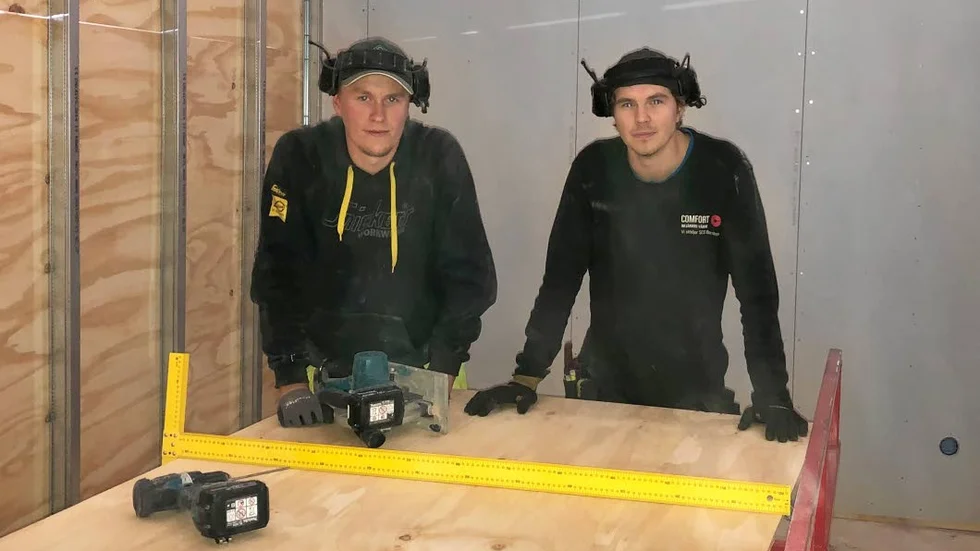 Piteå Hockeys Emil Wrenman och Viktor Nilsson arbetar som snickare och rörmokare - under tisdagen på ett bygge i Skellefteå.