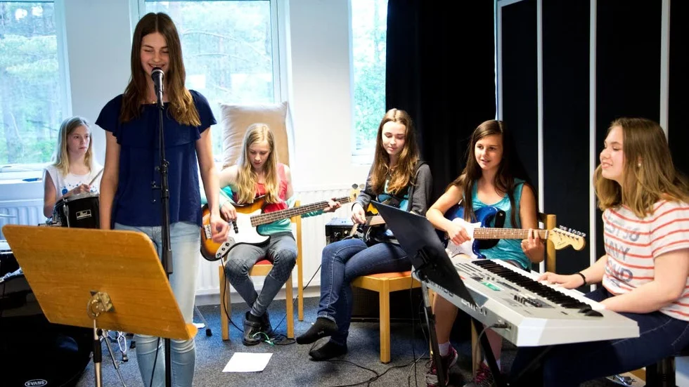 Årligt återkommande. 2015 repade gruppen The Elements in sin nyskrivna låt "Party starts" för att framföra den live i Framnäs aula. Från vänster: Linnea Arvidsson, Tova Sundqvist, Sanna Johansson, Sanna Berglund, Jonna Arnold och Celine Kelttälä (längst fram).