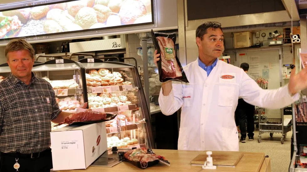 Vad får jag för oxfilén?  Torbjörn Johansson, Norrlandsgården Nordchark, var auktionsfärrättare när Reijo Kreivi, ägare av Ica Supermarket i Bergsviken anordnade köttauktion.