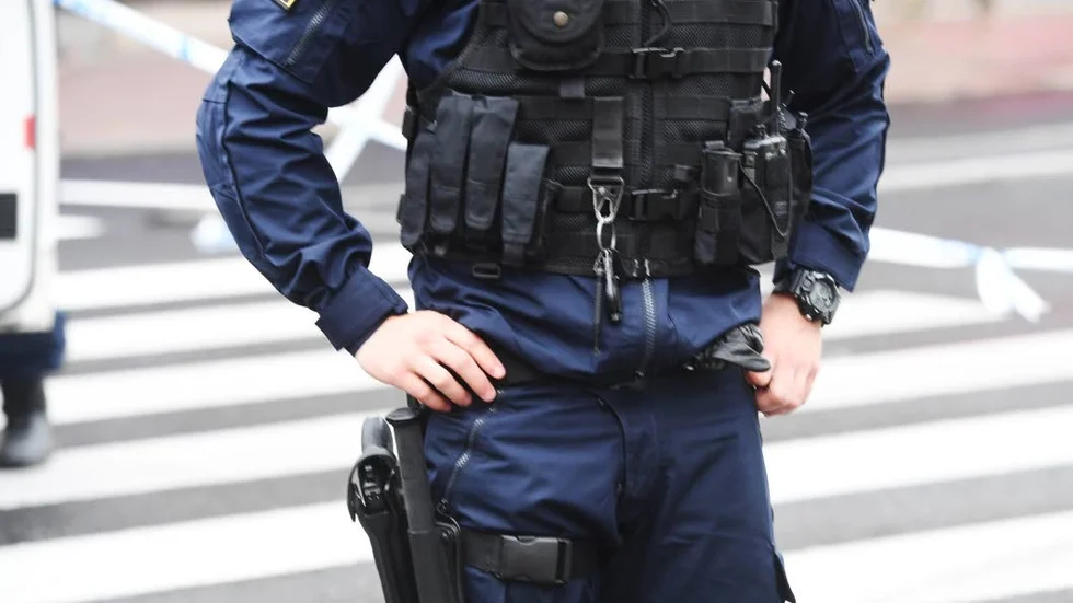 Partierna bjuder över varandra i att lova fler poliser och höjda löner. Varför är det ingen som satsar på fler socialarbetare?