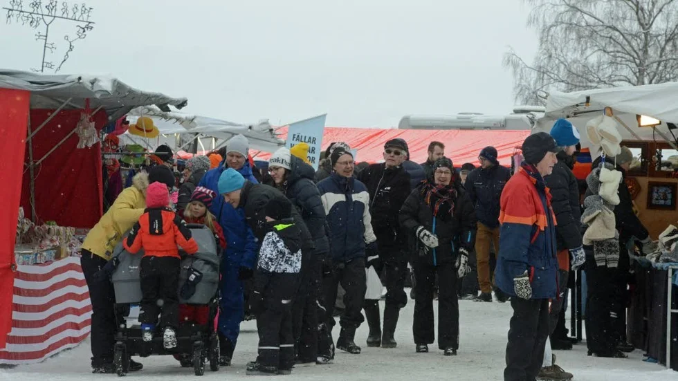 Det var många som trotsade de dåliga vädret under lördagen och besökte vintermarknaden i Arjeplog.