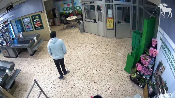 Filmades- Rånaren hamnade på en övervakningsfilm, och när polisen släppte den för visning kom flera tips från allmänheten. På fredagen greps en 18-åring misstänkt för knivrånet på Coop i Byske.