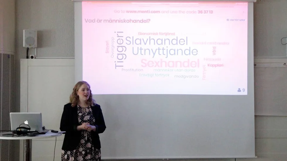 Ordmoln. Alla fick gå in på en särskild sida på nätet och skriva vad de tänker på när de hör ordet människohandel och så skapades ett automatiskt ordmoln på projektorn.