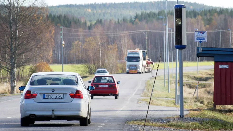Boende i Kvarnbäcken vill ha fler hastighetssänkande åtgärder. I grannbyn Pålberget fick de fler fartkameror, avsmalnad väg och hastighetssänkning. (Arkivbild)