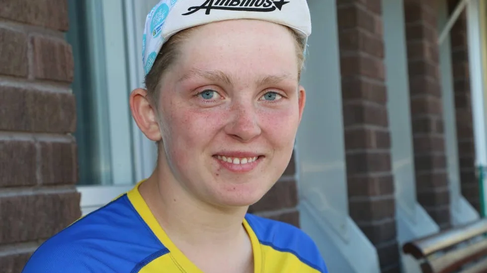 Henny Sundqvist, 18, från Linköping är en glad , optimistisk och äventyrlig tjej som kämpar mot resterna av den tumör hon har i hjärnan.