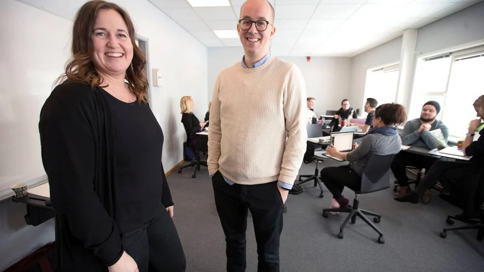 Glada. Utbildningsledaren Karin Gebing och läraren Markus Odevall är glada att digitalstrateg- och integrationspedagogutbildningarna får fortsätta i Piteå.