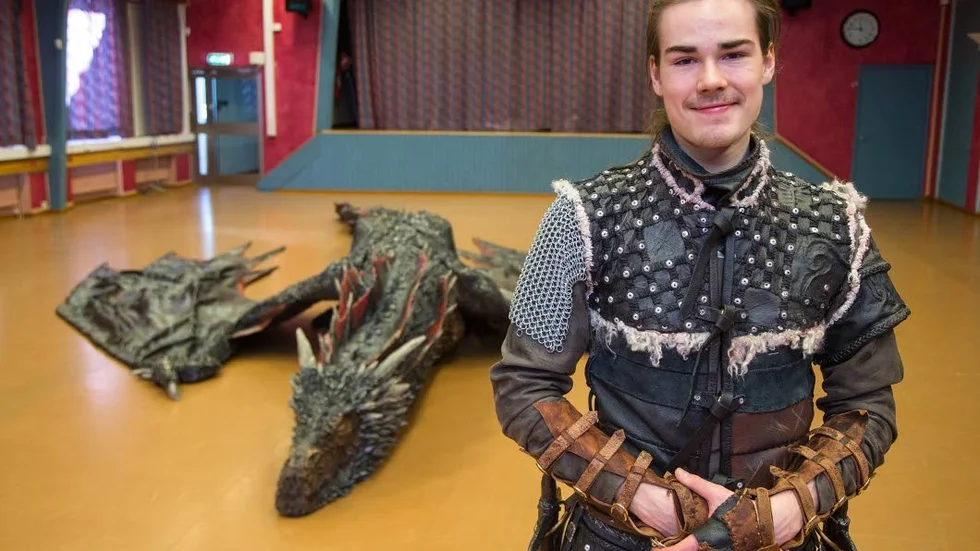 Dröm. Svjan-Tristan Köppe och hans monsterdrake åker till Danmark 5-6 maj. Draken ska ställas ut i HBO-montern på Comic-Con.