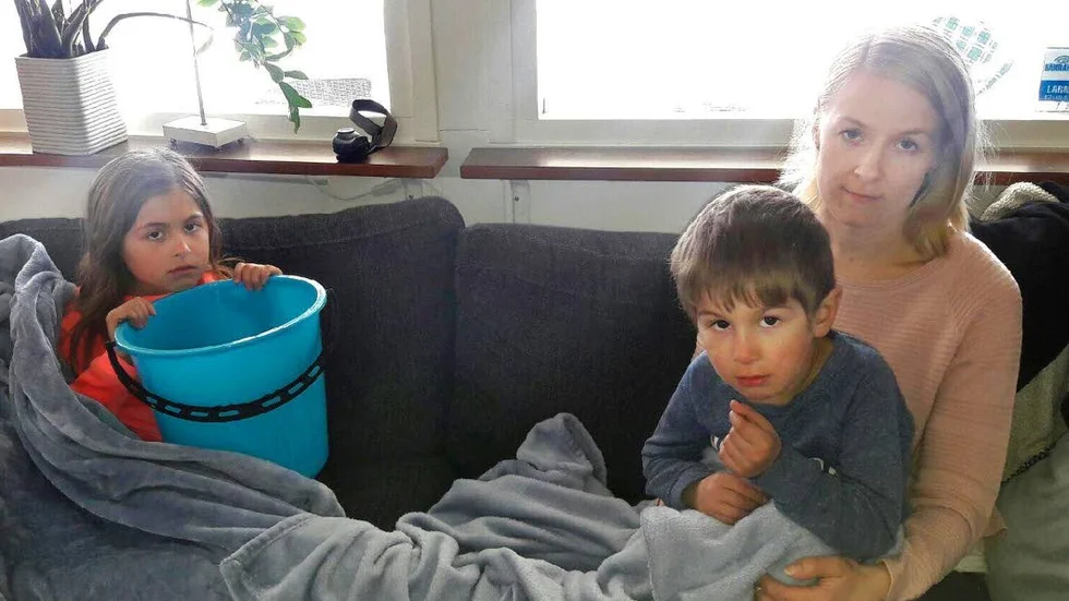 "Jag blir så arg, att man ska behöva betala fast man är sjuk", säger  Maria Mitsakis, Öjebyn, tillsammans med magsjuka barnen Alexandra, snart åtta år, och Andreas, fyra år.