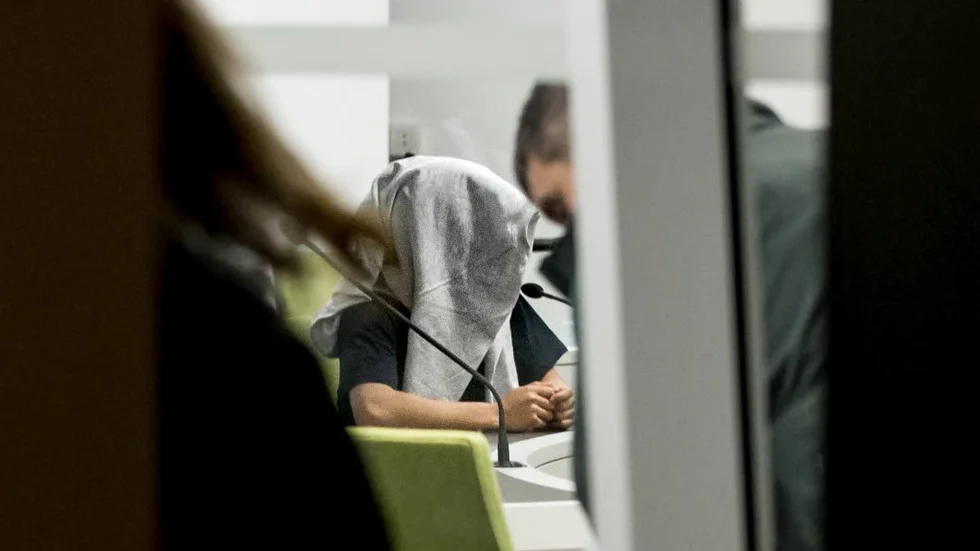 Fortsätter att neka till mord. Den misstänkte 20-åringen har medgett ansvar för grov misshandel och vållande till annans död, men fortsätter att förneka att han skulle ha haft för avsikt att döda. Han ville skrämmas och blundade enligt egen uppgift då skottet trycktes av.