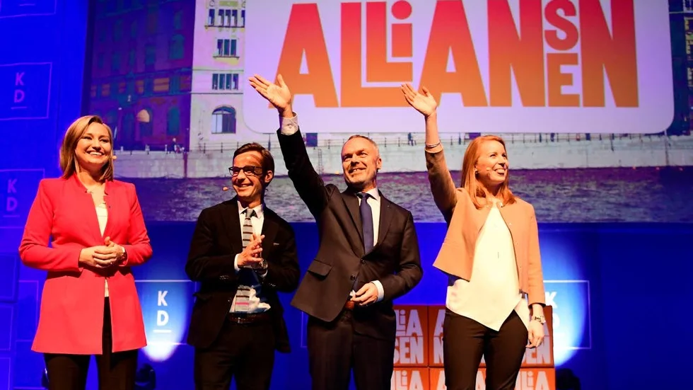 Annie Lööf skjuter Alliansen i sank när hon gör upp med regeringen och Vänsterpartiet om de ensamkommande flyktingarna.