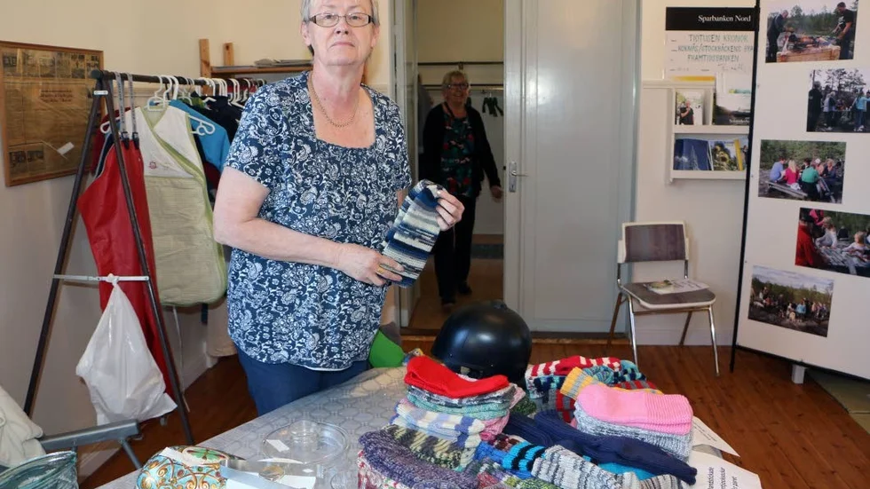 Ulla Nilsson från Roknäs stickar sockar och vantar. De fanns på hennes loppisbord.