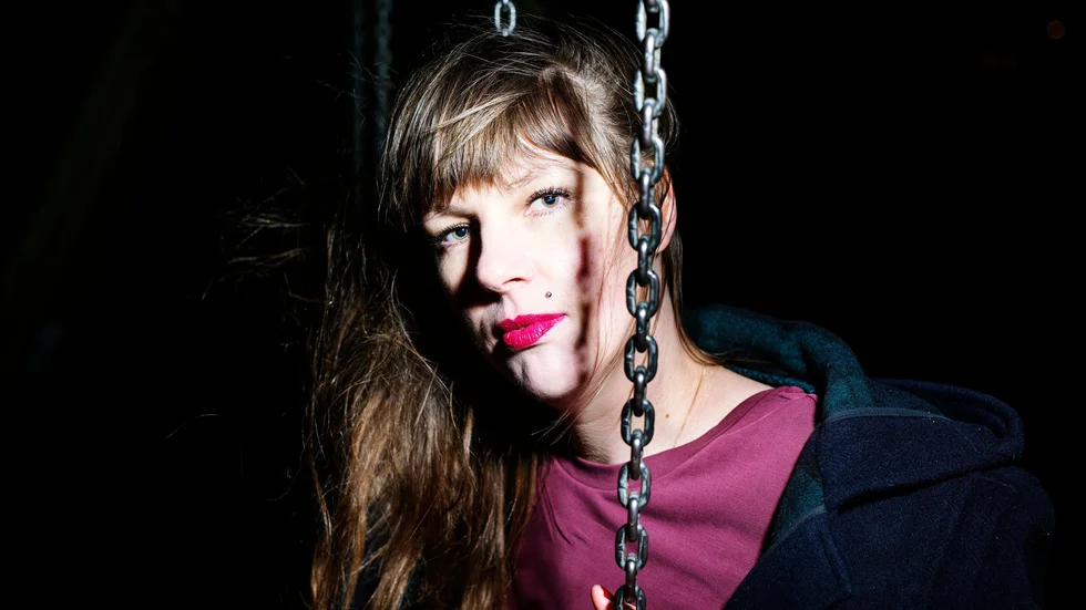 Ringarumsdottern Lisa Zetterdahl debuterade förra året med den rosade diktsamlingen "Hästar" och är nu aktuell med sin flesta roman "I det vilda". 