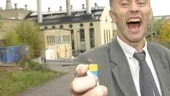 Han tände världens största adventsljusstake i Norrköping. Efter att ha tiggt ihop pengar. Men Reidar Svedahl presenterade sig för Norrköpingsborna genom att hänga en norsk flagga av kolossalformat på hotell Grand. Så småningom blev det en svensk flagga också.
FOTO: JANNE FORSBY