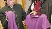 Solweig gillar att skapa för scenen. De lila plaggen bär baletten i ett av sina nummer. Detaljer, som paljetter, är viktiga för helhetsintrycket. I logerna hänger scenkläderna på stänger, färdiga att ta på.
FOTO: TITTI OLOVSSON